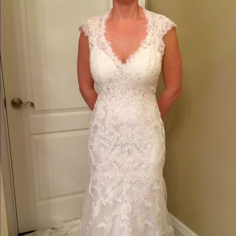 BEAUTIFUL Lace Maggie Sottero Bridal Gown~ Color: IVORY~ SIZE 6